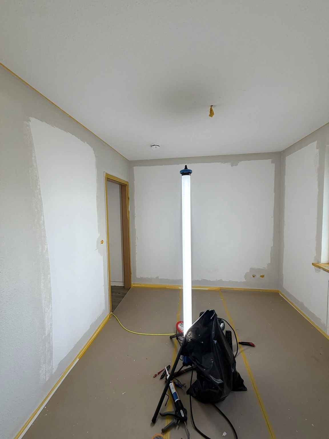 Oberflächenvorbereitung mit gespachtelten Wandflächen vor dem weiteren Innenausbau
