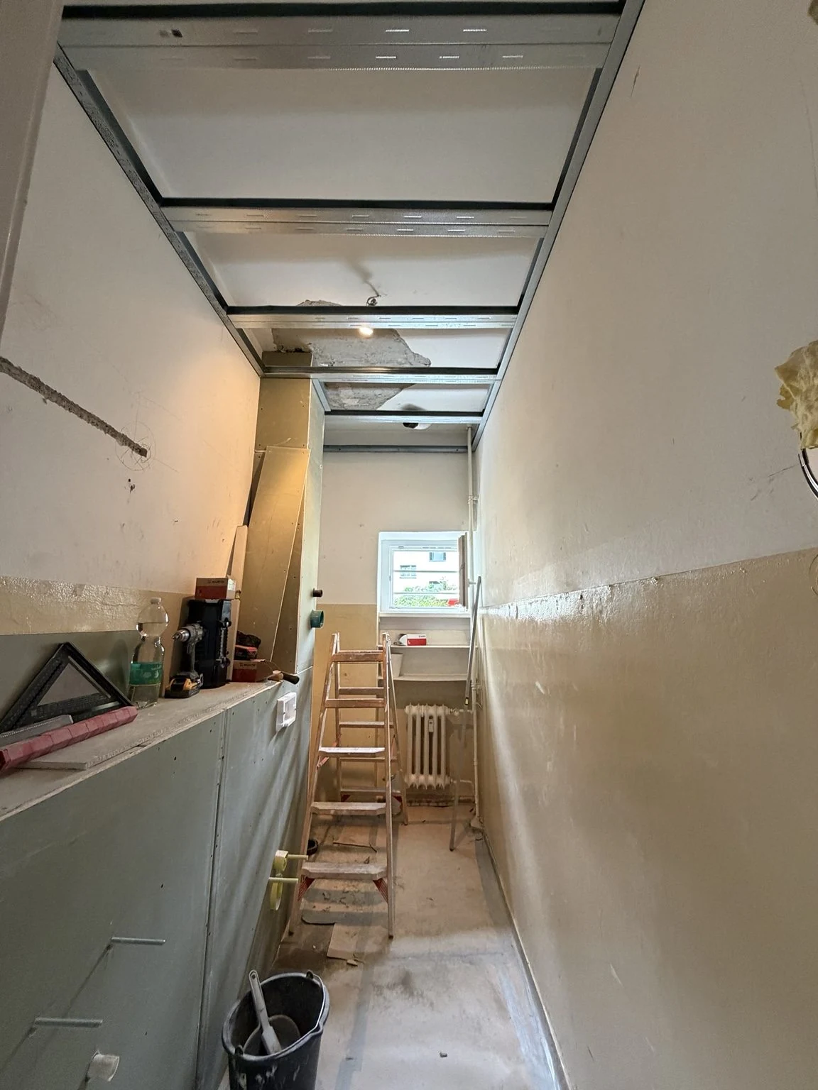 Trockenbau einer Decke mit sichtbarer Metallunterkonstruktion im Innenraum